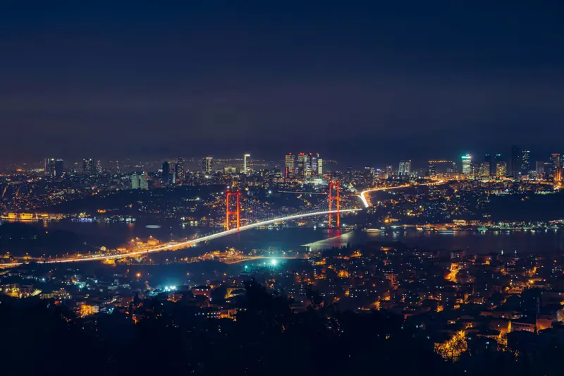 İstanbul gece manzarası ve Boğaz Köprüsü