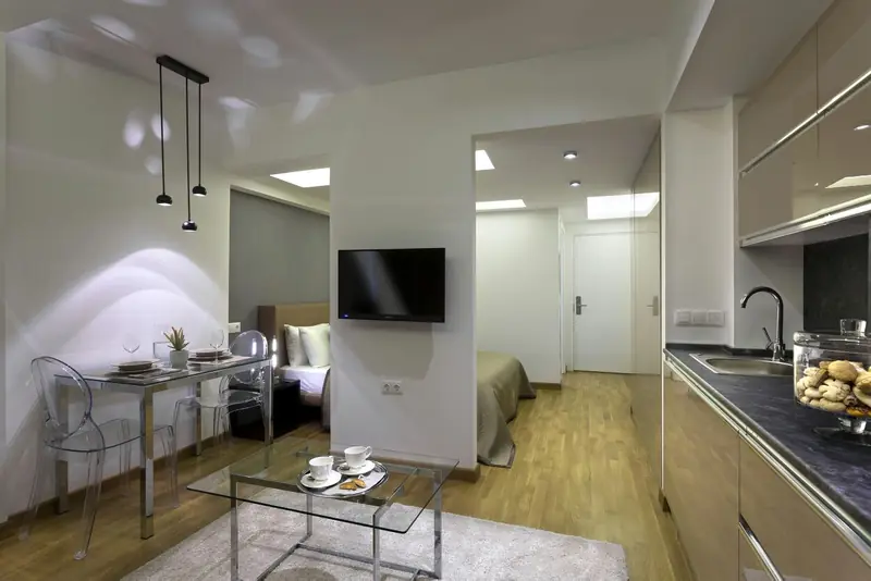 Studio Suite: tam donanımlı mutfak ve yemek masası