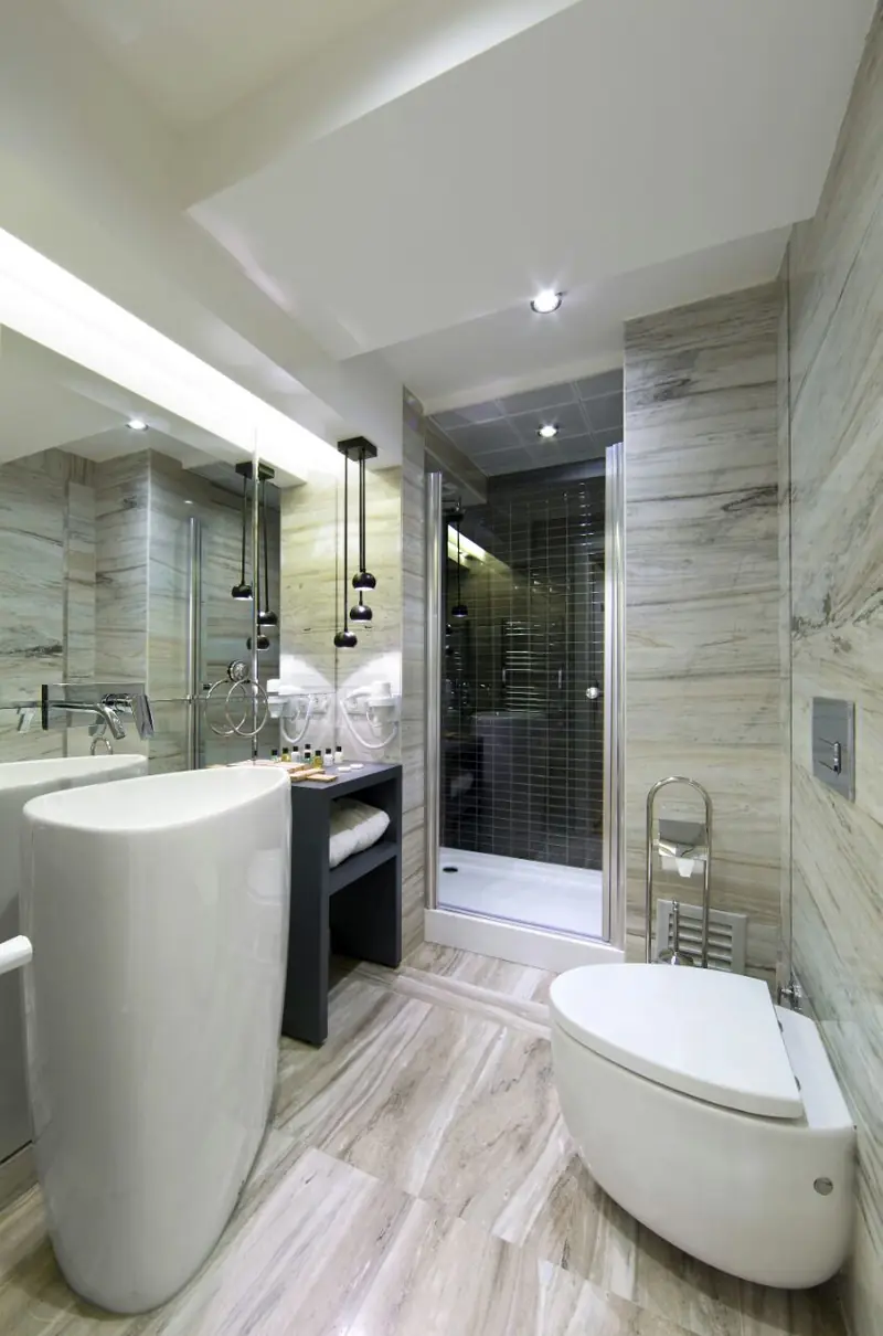 Suite banyosu: duş kabini ve modern lavabo